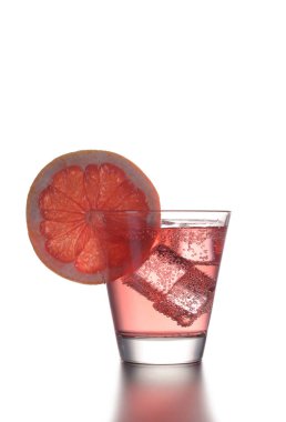 Greyfurt ve buz üzerinde beyaz bir arka plan ile taze kokteyl.