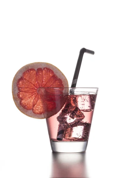 Свежий коктейль с грейпфрутом, льдом и полосатой соломой на белом фоне . — стоковое фото