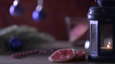 Kokteyl greyfurt, mum, köknar dalı ile Noel oyuncaklar ve şekerler kırmızı tuğla üzerinde