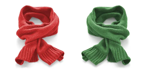 Foulards chauds rouges et verts sur fond blanc . — Photo