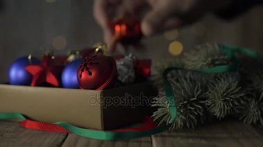 Bir kutu eski bir ahşap masa üzerinde Noel süslemeleri.