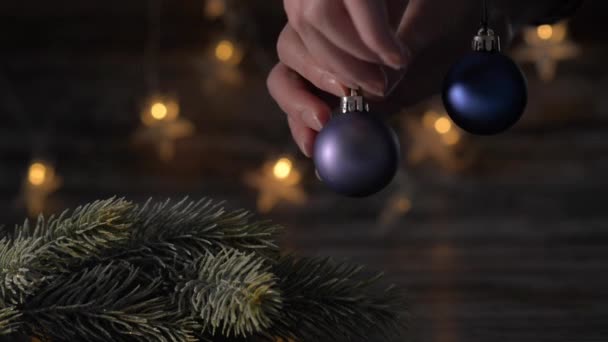 Dos bolas azules de Navidad y ramas de abeto en el fondo de la hermosa bokeh . — Vídeo de stock