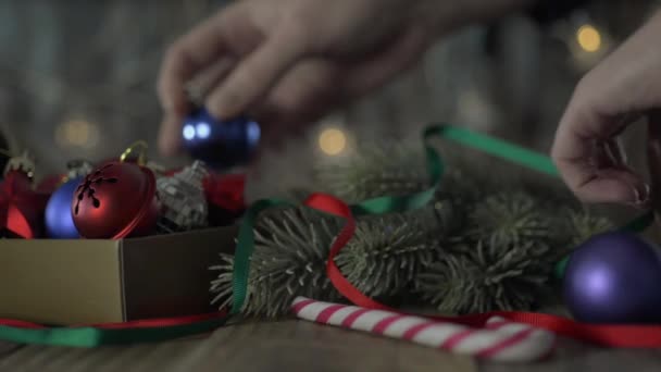 圣诞装饰品在旧木桌上一盒. — 图库视频影像