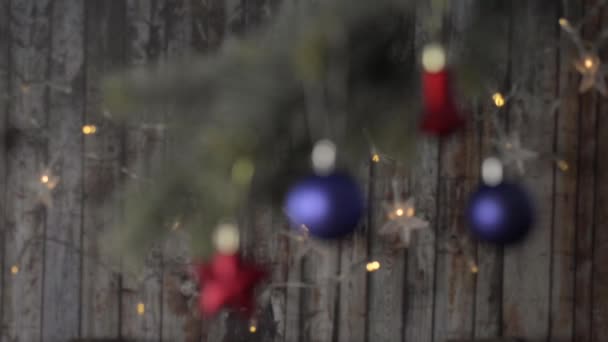 Twee blauwe kerst bal en de spar takken op de achtergrond van prachtige bokeh. — Stockvideo