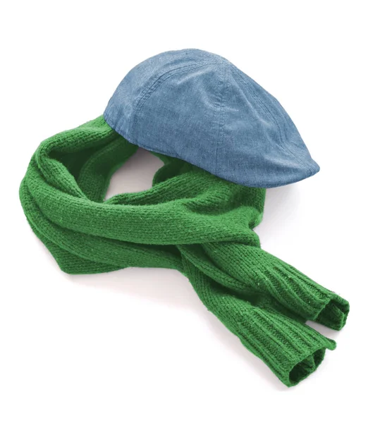 Μπλε καπάκι και πράσινο ζεστό κασκόλ σε λευκό φόντο — Φωτογραφία Αρχείου