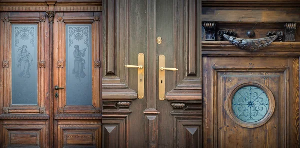 Portas antigas, maçanetas, fechaduras, treliças e janelas — Fotografia de Stock