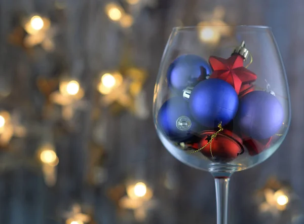 Şeffaf Şarap kadehi ile şenlikli bir Noel ağacı için süsler. Arka plan bokeh karşı.