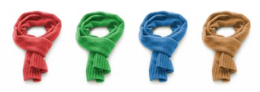 Beyaz bir arka plan üzerinde renkli sıcak eşarp