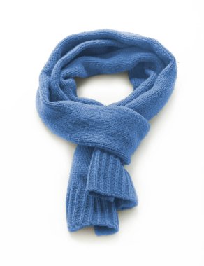 Beyaz bir arka plan üzerine açık mavi sıcak eşarp