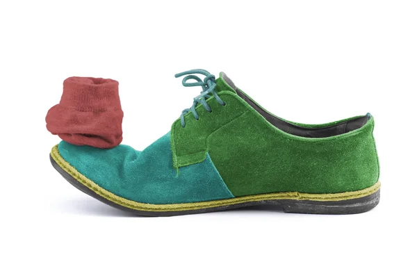 Sapatos de camurça de cor verde com laços azuis e meia vermelha em uma bota . — Fotografia de Stock