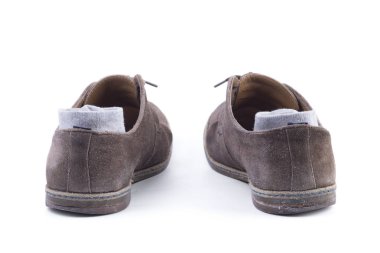 Gri taşları ve kahverengi süet ayakkabı.