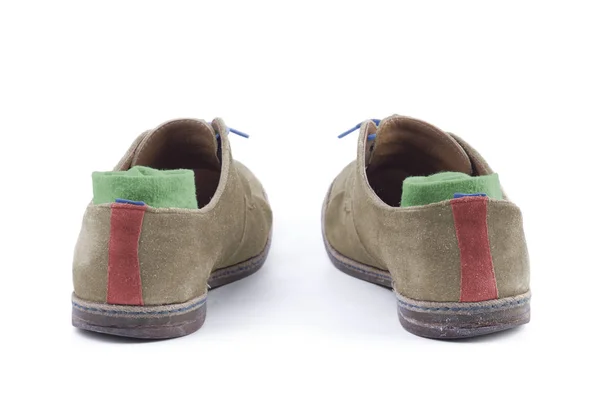 Zelené ponožky a hnědé semišové boty s modrou tkaničky. — Stock fotografie
