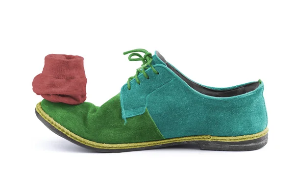 Sapatos de camurça de cor verde com laços azuis e meia vermelha em uma bota . — Fotografia de Stock