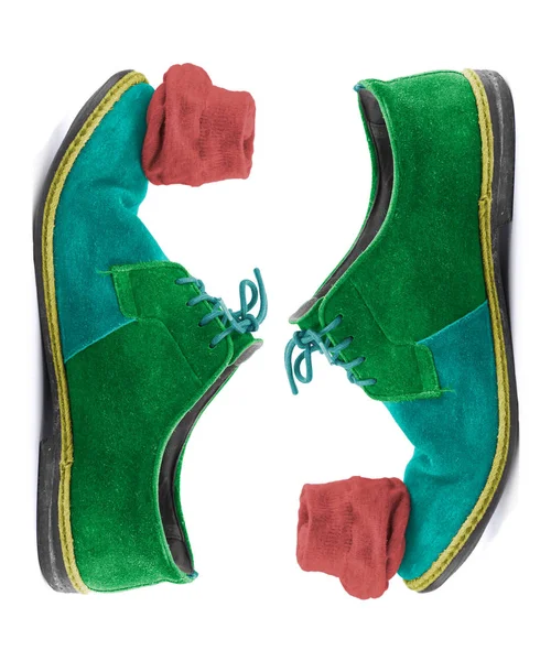 Zelené barevné semišové boty s tkaničky modré a červené ponožky na boot. — Stock fotografie