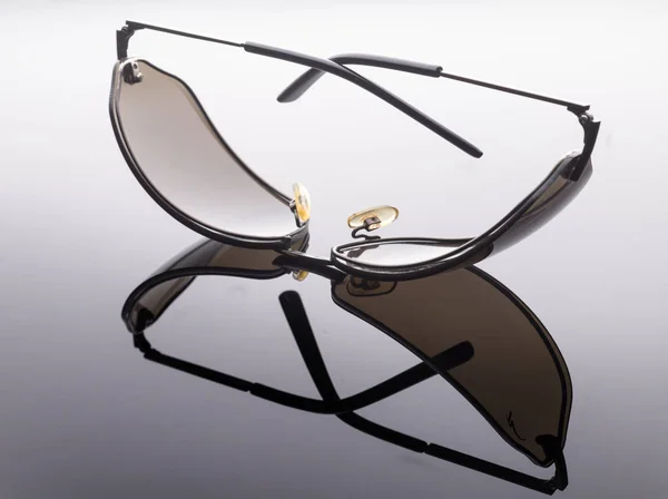 검은 거울 표면에 비싼 선글라스. — 스톡 사진