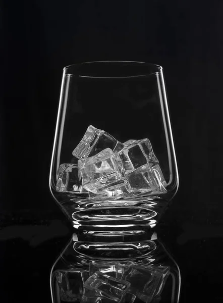 Красивый стакан со льдом на черном фоне — стоковое фото
