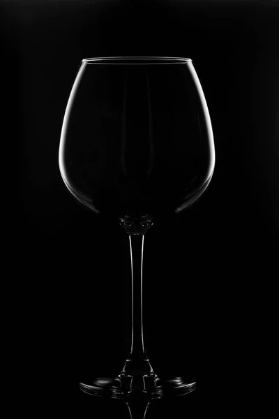 Vidrio transparente para vino sobre fondo negro . — Foto de Stock
