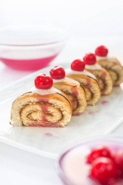 Kek krem ve hafif bir arka plan üzerinde kiraz.