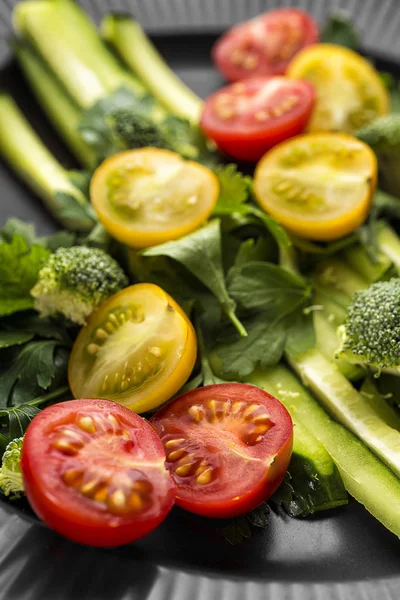 Ein schöner Gemüsesalat auf einem braunen Teller. Grafisches Stillleben. — Stockfoto