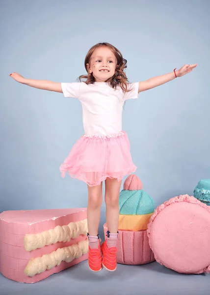 Şirin Çocuklar Iki Küçük Kız Eğleniyor Mavi Bir Arka Planda — Stok fotoğraf