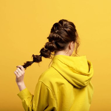 Sarı arka planda güzel bir kız, yeşil arka planda, makyaj stili moda stili seksi sportif bakışlar magazin moda tarzı kışkırtıcı giysi ifadesi cazibeli bayan fotoğraf stüdyosu ışık modeli parlak 