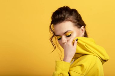 Sarı arka planda güzel bir kız, yeşil arka planda, makyaj stili moda stili seksi sportif bakışlar magazin moda tarzı kışkırtıcı giysi ifadesi cazibeli bayan fotoğraf stüdyosu ışık modeli parlak 