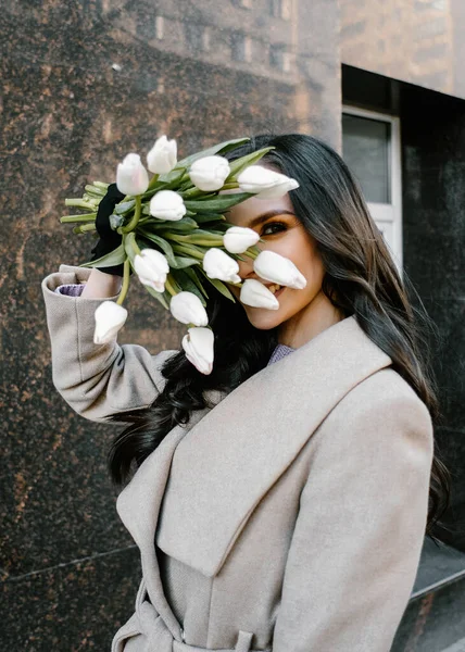 Menina Bonita Passeio Com Flores Rindo Sorrindo Retrato Rua Tempo — Fotografia de Stock