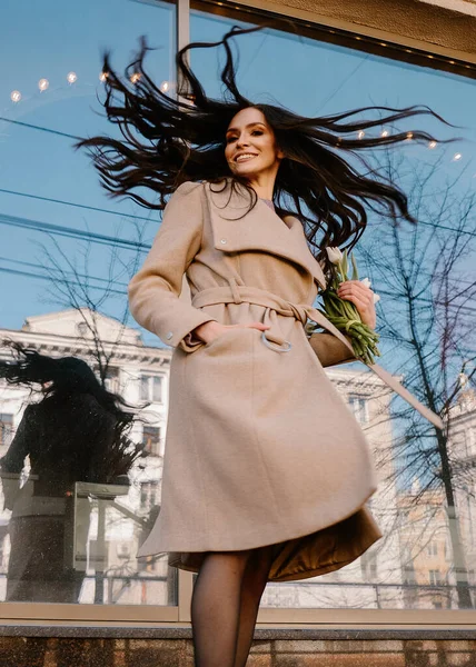 Bella Ragazza Una Passeggiata Con Fiori Ridere Sorridente Ritratto Strada — Foto Stock