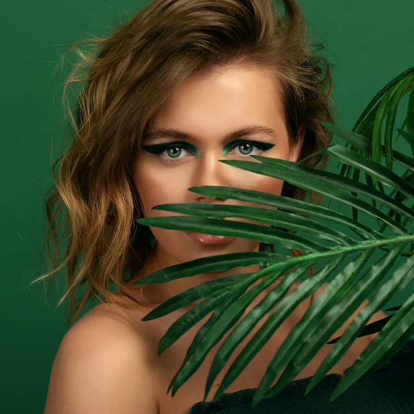Schöne Mädchen Auf Gelbem Hintergrund Grünem Hintergrund Make Styling Mode — Stockfoto