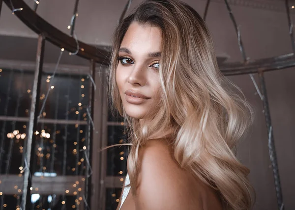 Şatonun şaşaalı şatosundaki güzel prenses. Parlak beyaz elbisesi. Korse üzerinde uzun bir tren ve taşlarla kaplı. Karanlık iç mekan ve spot ışıklarının parıltısı. Pahalı dövmeli demir bir kafeste prensini bekleyen bir kız.