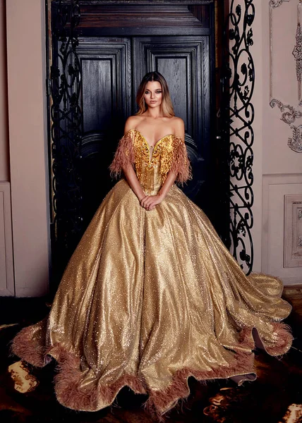 Hermosa Princesa Chica Lujoso Castillo Gikarny Vestido Oro Brillante Con — Foto de Stock
