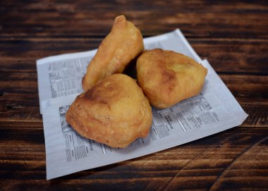 Ev yapımı turtalar, fırında veya kızarmış turtalar, lahana, et, soğan ve yumurta, tatlı turtalar, ev yapımı kekler, koyu arka plan, yemek odası, kafe, fast food, patates kızartması, hamur sosisi, sosisli sandviç