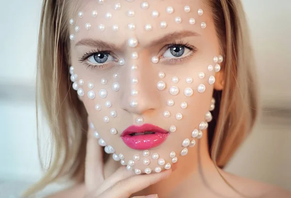 Uma Menina Loira Gentil Com Grandes Olhos Azuis Sessão Fotos — Fotografia de Stock