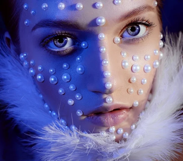Uma Menina Loira Gentil Com Grandes Olhos Azuis Sessão Fotos — Fotografia de Stock