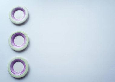 küçük yuvarlak plakalar ve kupalar ile hafif arkaplan