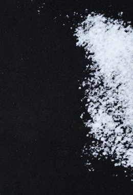 Yere saçılmış kar ve ayak izleri ile siyah desenli arka plan