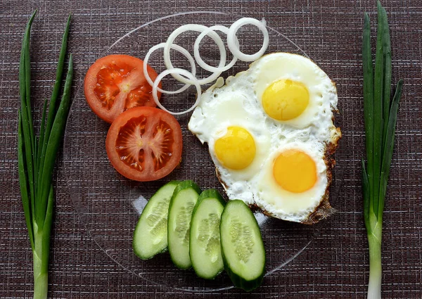 Juicy Delicious Fried Eggs Perfect Breakfast Dinner Combination Vegetables Tomatoes — Stock Photo, Image