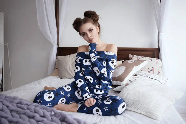 Een Meisje Huiskleding Pyjama Met Een Mooie Print Thuis Rustend — Stockfoto