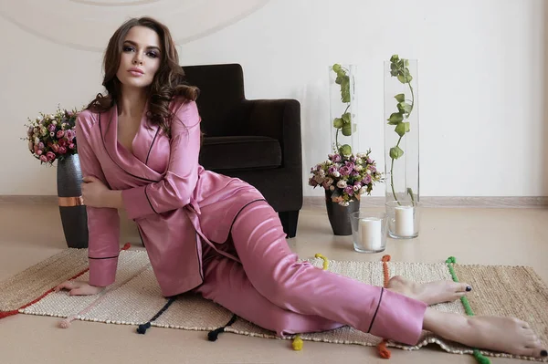 Een Mooi Zacht Meisje Zijden Satijnen Pyjama Thuis Gezellig Comfortabel — Stockfoto