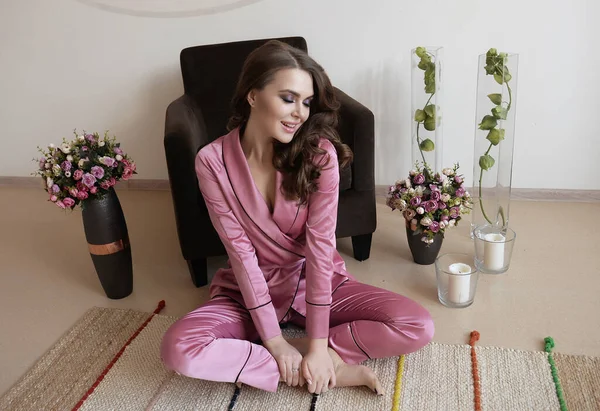 Ein Schönes Sanftes Mädchen Seidenen Satin Pyjama Hause Sie Ist — Stockfoto