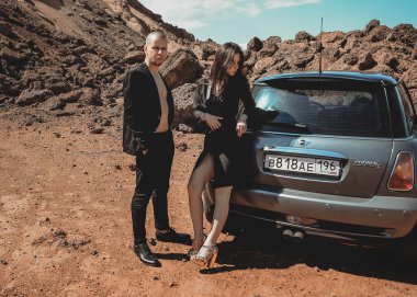 Havalı bir rockçı kız ve motosiklet stili bir adam Mars 'ta tanışmış.