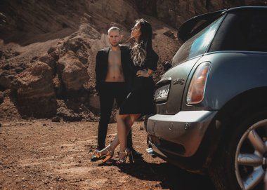 Havalı bir rockçı kız ve motosiklet stili bir adam Mars 'ta tanışmış.