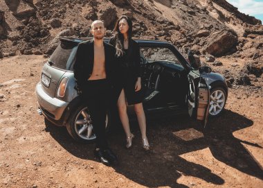 Havalı bir rockçı kız ve motosiklet stili bir adam Mars 'ta tanışmış.