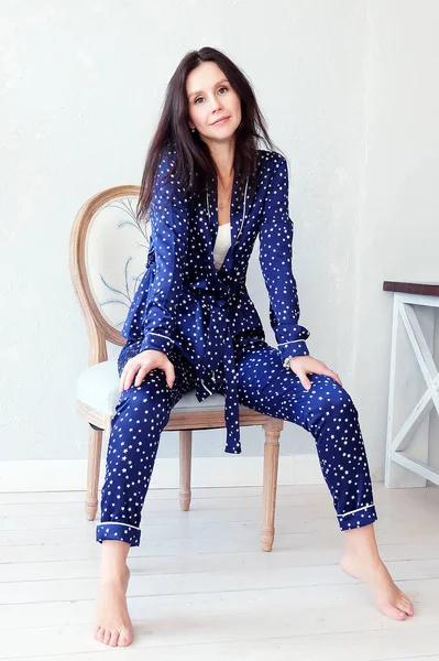 Pijamalı Güzel Bir Kız Yatakta Güneşleniyor Hafif Ton Kıyafetleri Içinde — Stok fotoğraf
