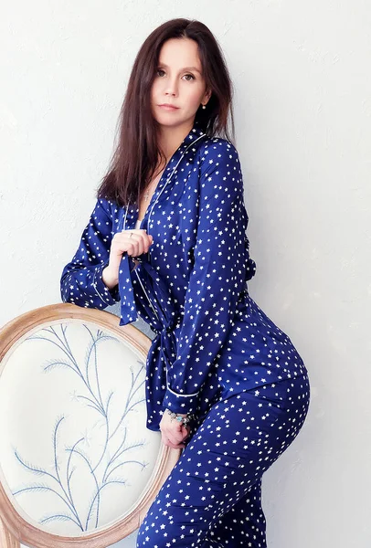 Menina Bonita Pijama Divertindo Deitada Cama Tom Luz Sexy Encantador — Fotografia de Stock