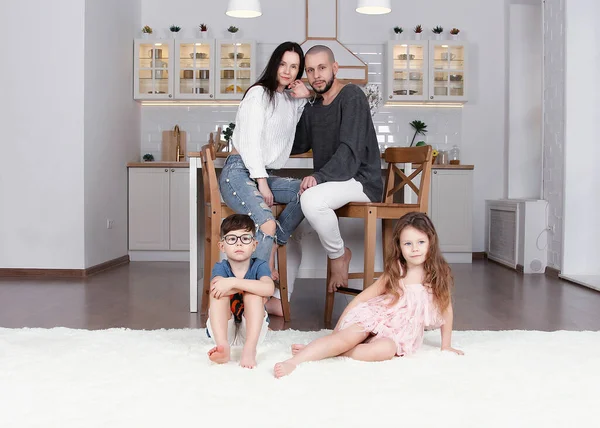 幸福美丽的家庭在明亮的家庭内部 妈妈爸爸的儿子和女儿在工作室的照片拍摄 在卧室和厨房里 — 图库照片