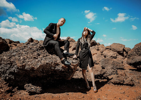 крутая девушка-рокер и человек в байкерском стиле встретились на Марсе
