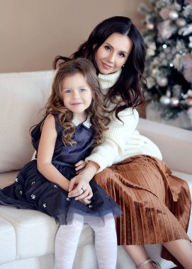 Anne ve kızı Noel ağacında eğleniyorlar, mutlular, gülüyorlar. Yeni yıla makyajlı ve saç stiliyle gireceğiz. Mutlu ve güzel hediyelerle Noel Baba 'yı bekliyor.