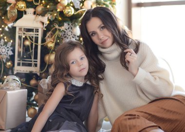 Anne ve kızı Noel ağacında eğleniyorlar, mutlular, gülüyorlar. Yeni yıla makyajlı ve saç stiliyle gireceğiz. Mutlu ve güzel hediyelerle Noel Baba 'yı bekliyor.