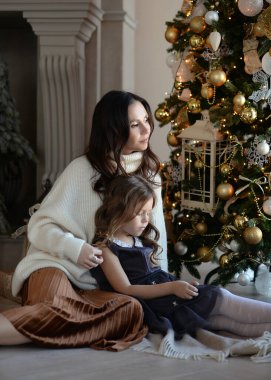 Anne ve kızı Noel ağacında eğleniyorlar, mutlular, gülüyorlar. Yeni yıla makyajlı ve saç stiliyle gireceğiz. Mutlu ve güzel hediyelerle Noel Baba 'yı bekliyor.